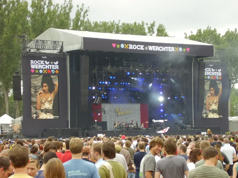Het podium van Rock Werchter met grote beelden van Amy Winehouse en het publiek ervoor