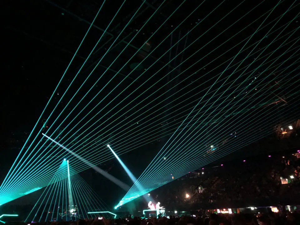 Groene laserstralen boven het publiek in de Ziggodome tijdens een concert van Muse