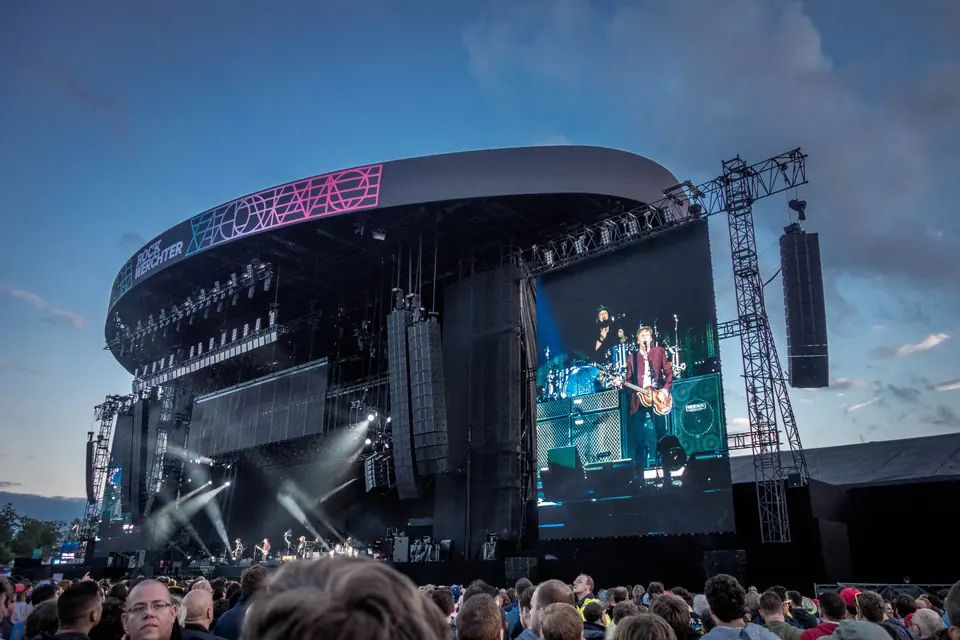 Het hoofdpodium van Rock Werchter bij avondlicht met Paul McCartney op de grote schermen