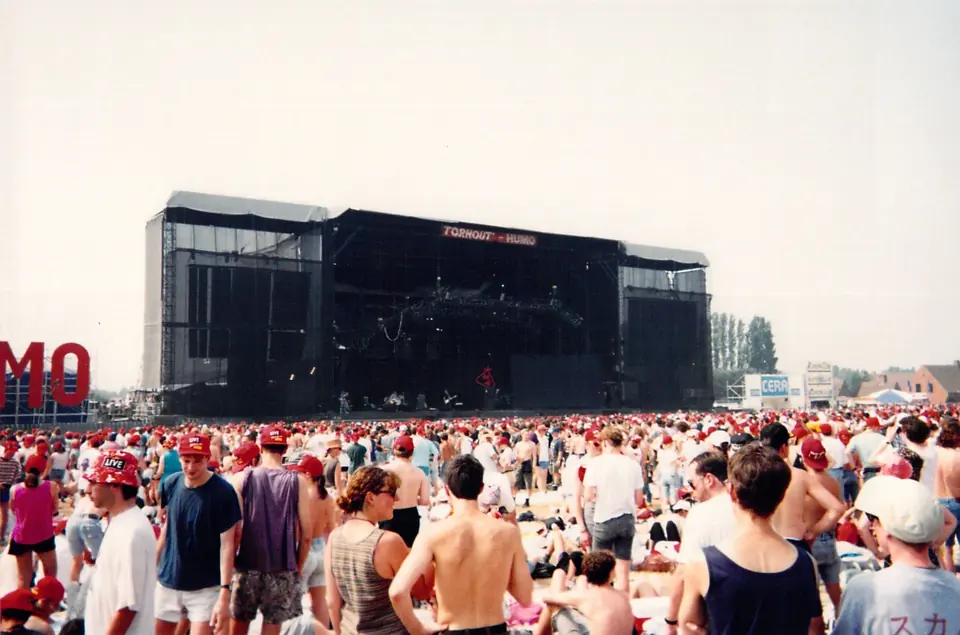 Het grote podium van Rock Torhout met een menigte met rode petjes ervoor