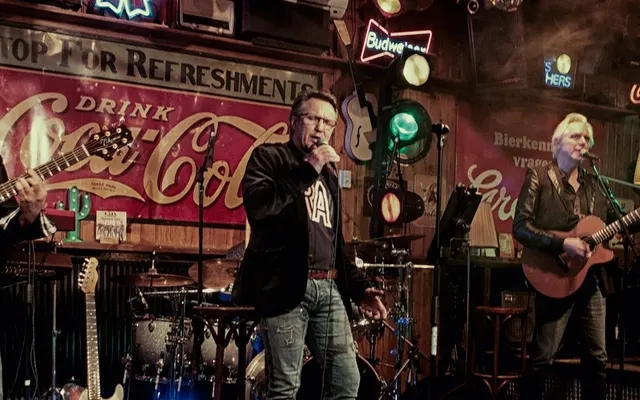 Liveband op het kleine podium van De Cactus