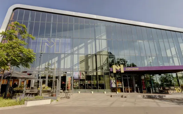 Glazen voorgevel van Metropool in Hengelo