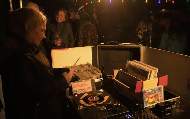 Bezoekers en vinyl-dj bij Broedplaats Oogst